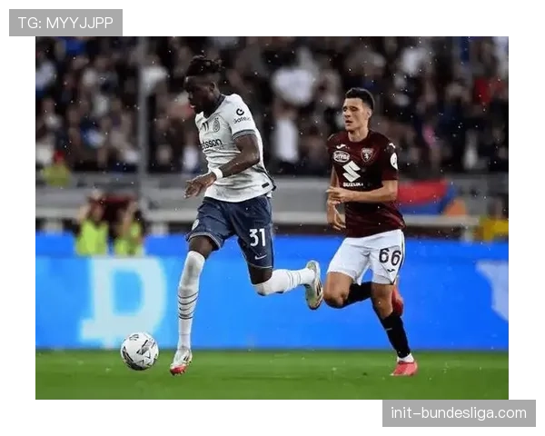 球员专访：都灵后卫坦言，球队近期改打三中卫让自己“重新学习防守”